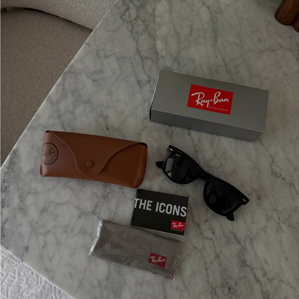 NEW IN BOX Ray-Ban wayfarer Classic Black Sunglasses Polarized